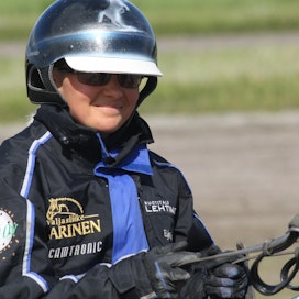 Eija Sorvisto valmentaa hevosiaan Ylivieskan raviradan läheisyydessä.