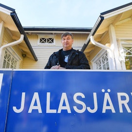 Jarmo Alajoki suree itsenäisen Jalasjärven menettämistä. ”Oma kunta olisi voitu pelastaa, ja se täyttäisi tänä vuonna 150 vuotta.” Kunnan kyltti on lainassa museolta.