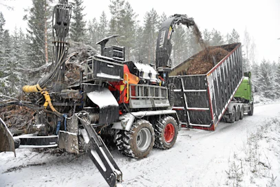 Metsätähteitä haketetaan energiakäyttöön. Kuva on otettu viime syksynä Kouvolassa.