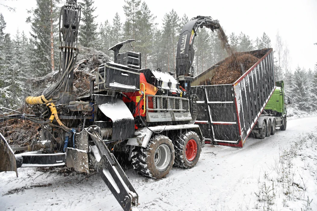 Metsätähteitä haketetaan energiakäyttöön. Kuva on otettu viime syksynä Kouvolassa.