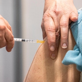 Tehokkaan rokotusohjelman myötä uusien tartuntojen määrä on pudonnut noin kymmenesosaan tammikuun puolivälin huippulukemista.