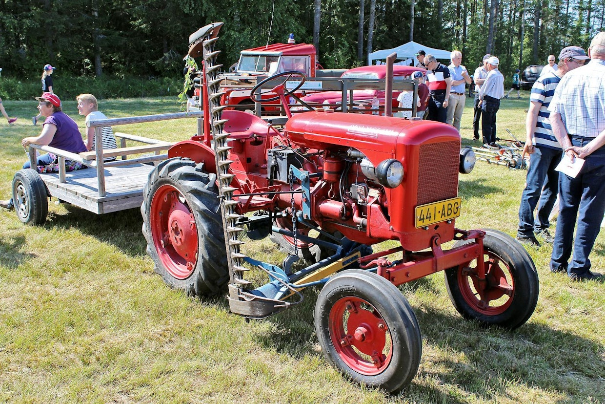 Sivuniittokone oli IH:n teräpalkkia lukuun ottamatta Valmetin omaa tuotantoa. Monet pikkupajat tekivät vanhoista kuorma-autojen pyöristä käteviä levikkeitä, jotka olivat 1950-luvun märillä pelloilla tarpeen näinkin keveissä traktoreissa. Maalahti.