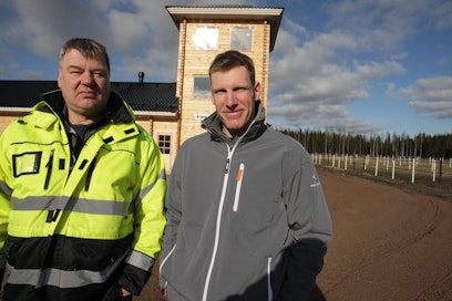 Tapio Lehtoranta (vas.) arkistokuvassa seuranaan Jeroen van Craen, joka treenasi aiemmin hevosiaan Jokikunnan tilalla.