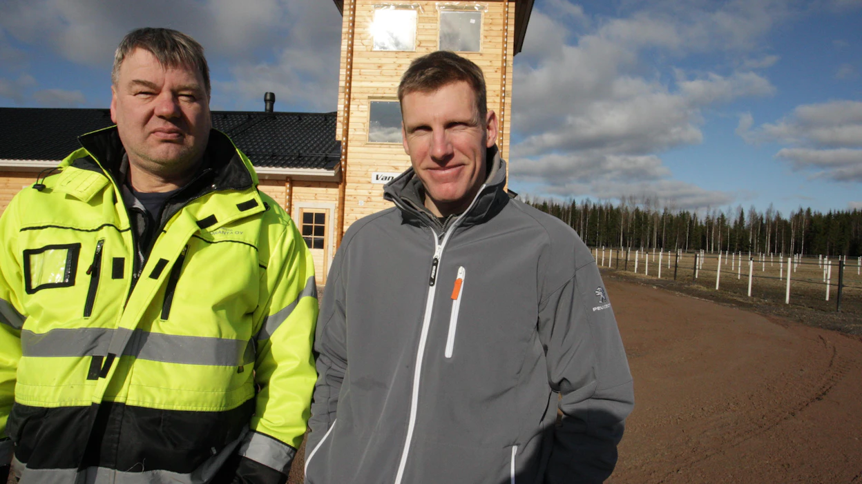 Tapio Lehtoranta (vas.) arkistokuvassa seuranaan Jeroen van Craen, joka treenasi aiemmin hevosiaan Jokikunnan tilalla.