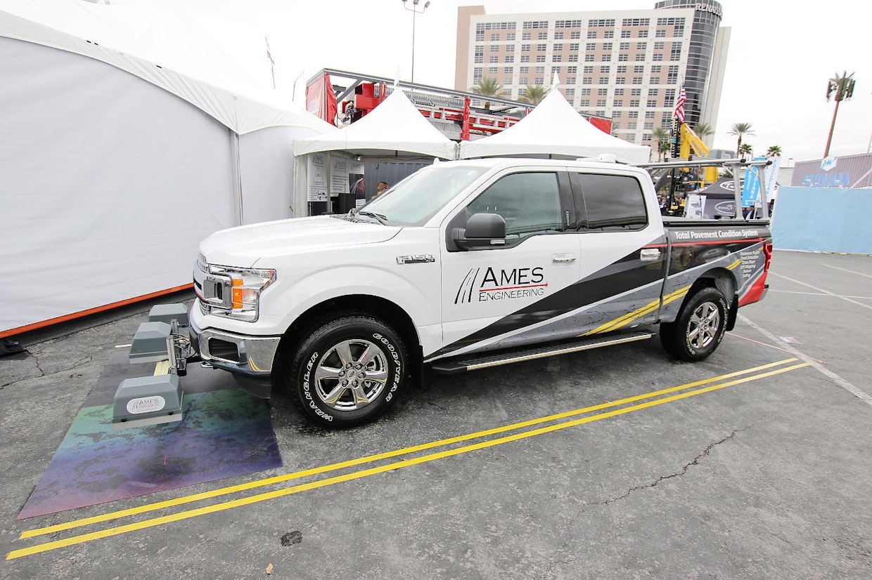 Teiden kunto huolestuttaa myös rapakon takana. Ames Engineering on erikoistunut tien kuntoa analysoiviin sensoreihin. Järjestelmään on mahdollistaa liittää esimerkiksi ilmankosteutta, tärinää ja lämpötilaa aistivia antureita. Valokennot aistivat tienpinnan epätasaisuuksia, myös routaheitot rekisteröidään automaattisesti. Ajonopeus voi olla jopa yli 100 km/h.