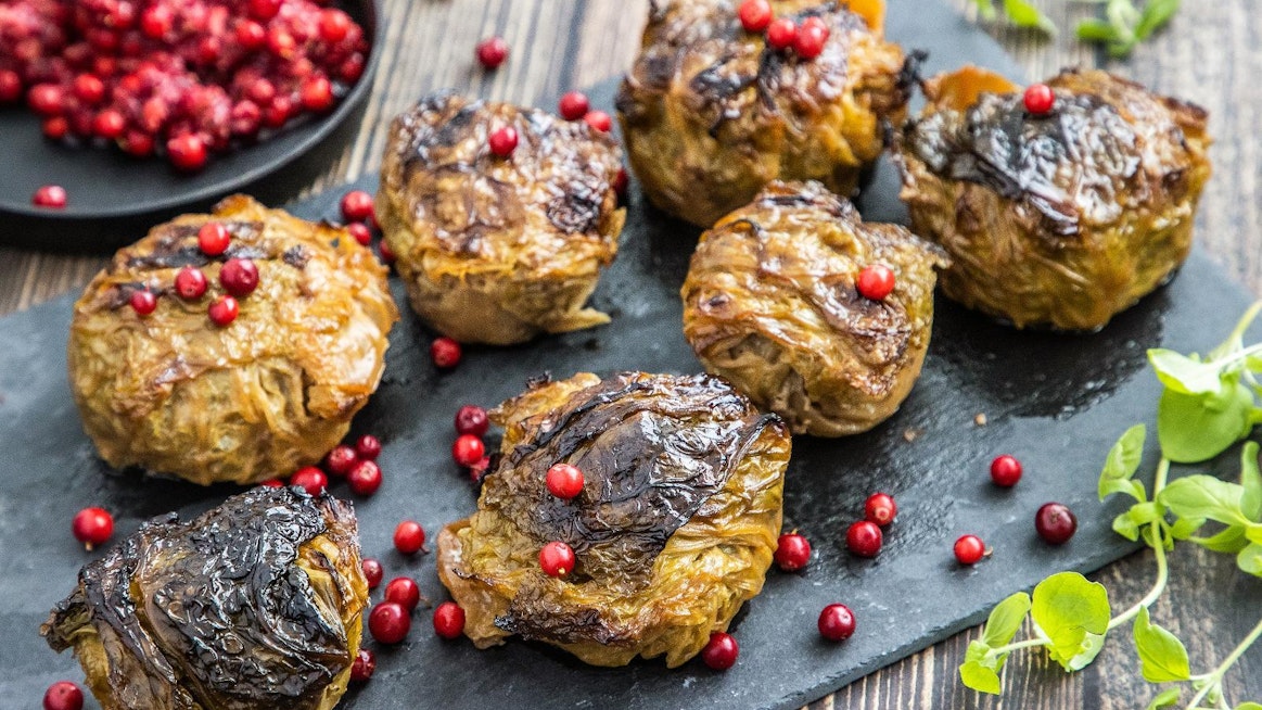 Hirvikääryleet voi valmistaa muffinivuokiin savoijinkaalista. Vielä helpompi on tehdä kääryleet kiinankaalista.
