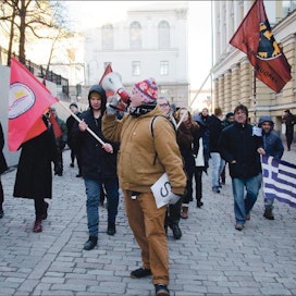 Helsingissä järjestettiin maanantaina mielenosoitus, joka puolusti Kreikan hallitusta. Mielenosoituksen järjestäjien joukossa oli esimerkiksi vasemmistonuoria. Toni Forssell