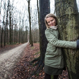”Metsäenergiassa ei EU:ssa ole ollut sääntelyä, joten kaikissa maissa ei tiedetä, mistä puu tulee. Kestämättömän puun käyttö EU:ssa lisääntyy, jos muutosta politiikkaan ei tule”, Birdlifen bioenergia-asiantuntija Sini Eräjää sanoo belgialaisessa pyökkimetsikössä.