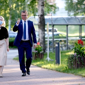 Petteri Orpo saapui Ylen vaalivalvojaisiin ennakkosuosikkina.