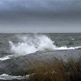 Kaikilla merialueilla varoitetaan vaarallisesta tuulesta. Lisäksi vaarallisesta aallokosta varoitetaan suuressa osassa merialueita. LEHTIKUVA / Markku Ulander