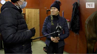 Tuula Pursiainen on toiminut hevoshierojana 24 vuotta. Juha Jokinen haastatteli häntä MT Ravien jaksossa.