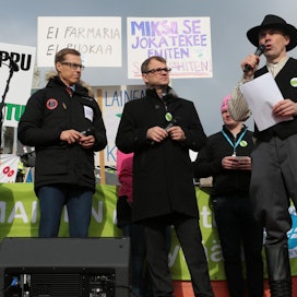 Juha Sipilä osallistui Senaatintorin mielenosoitukseen Alexander Stubbin kanssa. Hallituksen kaksikko oli lavalla SLC:n Holger Falckin ja MTK:n Juha Marttilan välissä.