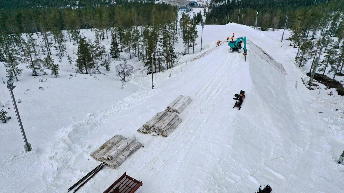 Lumikasat peitetään fleece-tyyppisillä huovilla odottamaan talvikauden 2021/2022 alkua sekä Levin maalmancup-kisoja.