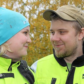  Niina ja Tatu Pekkarinen ovat tehneet monitoimitilallaan hyväksi havaitun työnjaon.  Emäntä hoitaa karjan ja isäntä vastaa metsätöistä sekä peltoviljelystä.