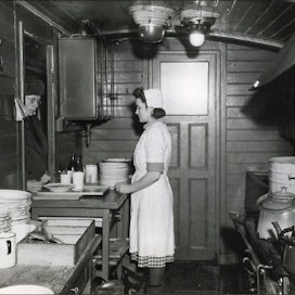 Työmaahuollon keittiö on sijoitettu junavaunuun Lapin jälleenrakennustyömaalla vuonna 1945. Lottamuseo