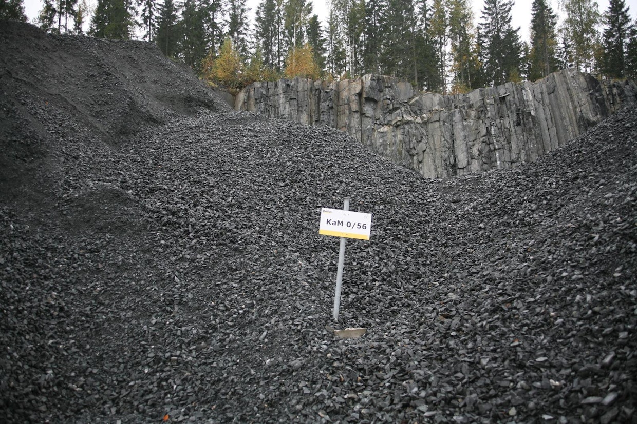 Kalliomurskelajite 0/56 sopii hyvin esimerkiksi yksityistien kantavaksi kerrokseksi. Pinnan kulutuskerrokseen tarvitaan kuitenkin mursketta, jonka maksimiraekoko on joko 32 tai mieluummin 16 milliä.