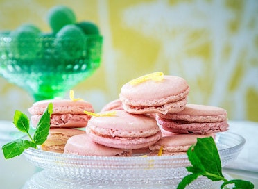 Macaronsit ovat kaunis juhlatarjottava. Niiden tekemiseksi on nähtävä vähän vaivaa.