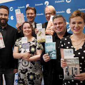 Ehdokaskirjailijat Jukka Viikilä (vas), Emma Puikkonen, Riku Korhonen, Peter Sandström, Tommi Kinnunen ja Sirpa Kähkönen (oik) Finlandia-palkintoehdokkaiden julkistamistilaisuudessa.