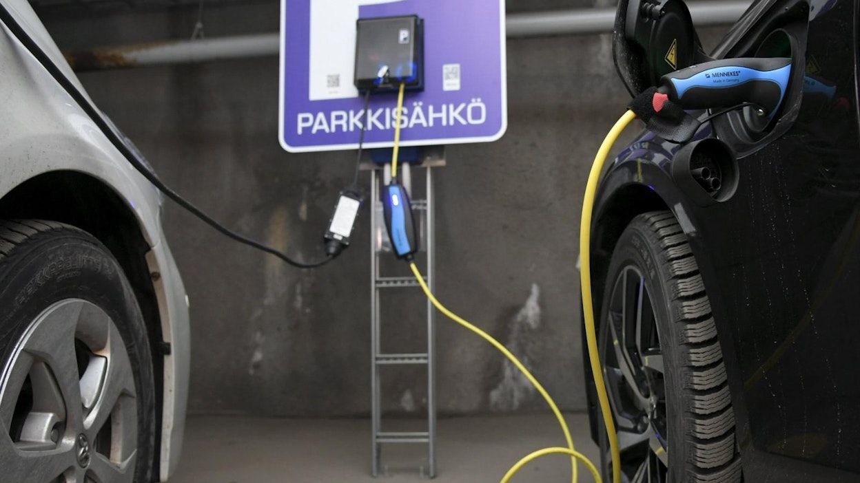 Julkisten pysäköintilaitosten ja huoltoasemien latauspisteitä käytetään vielä toistaiseksi harvoin. Lehtikuva / Markku Ulander