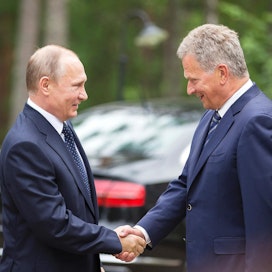 Venäjän presidentti Vladimir Putin (vas.) ja tasavallan presidentti Sauli Niinistö tervehtivät toisiaan Punkaharjun Valtionhotellilla ennen keskustelujen alkua.