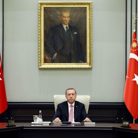 Presidentti Erdoganin mukaan poikkeustilaa tarvitaan terrorielementtien puhdistamiseksi Turkista. Lehtikuva/AFP