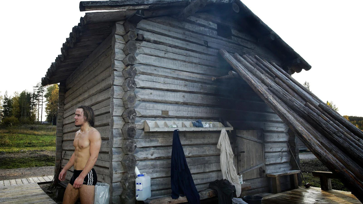 Vakiokävijä Onni Ahonen Jämsästä vilvoittelee Virpiön saunan edessä. Se on kylän uusin sauna 1990-luvulta ja tarkka kopio Multialta.