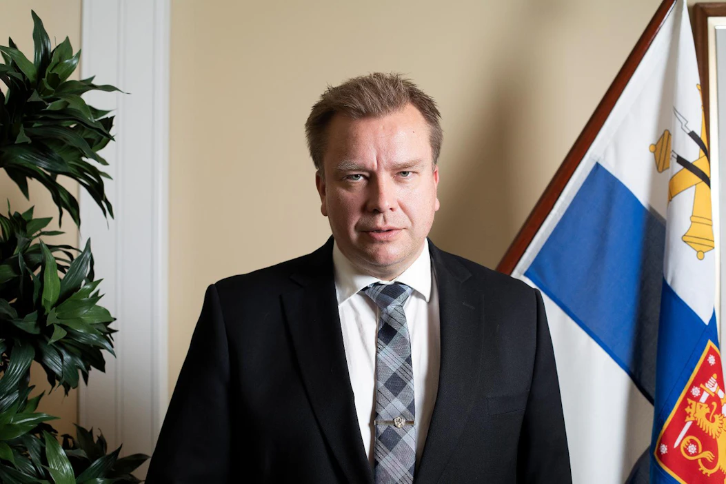 Kun varusmiehet viettävät nyt poikkeuksellisen pitkiä aikoja metsässä koronan vuoksi, ruokahuollon kanssa on ollut joillain alueilla ongelmia. Puolustusministeri Antti Kaikkonen kertoo, että varusmiesten palautteet on kuultu ja epäkohtia korjataan.