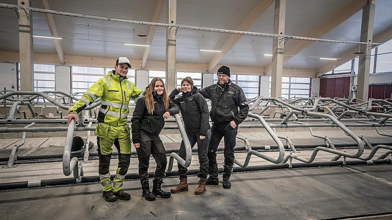 Joel Latvala ja Meri Kytölä pyörittävät uutta navettaa. Merin vanhempien Marjo Muhosen ja Kai Kytölän navetta toimii viereisellä tontilla. Sukupolvenvaihdos kotitilalla on valmiiksi mietitty.