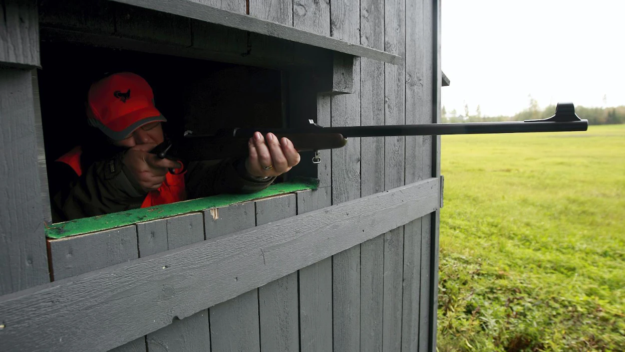 Nainen soveltuu Reserviläisliiton mukaan hyvin ampumiseen, sillä hermot kestävät ja kouluttajaa kuunnellaan.