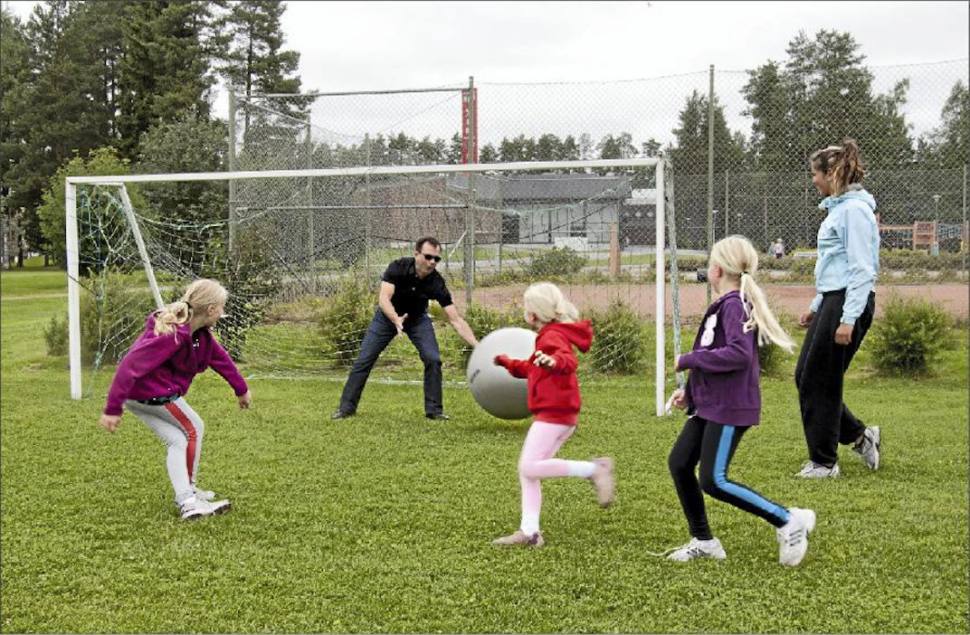 Härmän kuntokeskuksen toimitusjohtaja Jan-Erik Hagfors päätyi maalivahdiksi norsupallossa. Oikealla ohjaaja Iida Koski. Mirja Koivisto