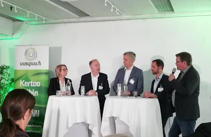 Uusi puu -tilaisuuden paneelikeskustelun asiantuntijat Liisa Mäkijärvi (vas.), Risto Huhta-Koivisto, Anders Adlercreutz ja Ernesto Hartikainen ovat yhtä mieltä siitä, että Suomen avain menestykseen on panostaminen puutuotteiden jalostusasteen nostamiseen. Tilaisuuden juonsi Jukka Relander (oik.).