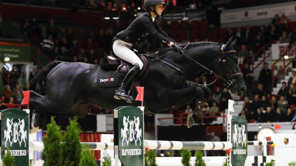 Anna-Julia Kontio kilpaili vuonna 2015 Helsinki International Horse Showssa hevosella Pasific des Essarts.