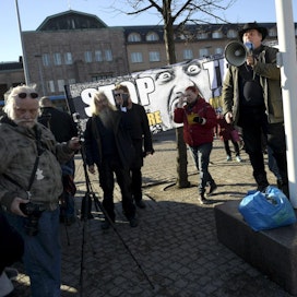 Helsingin Rautatientorilla järjestetään tänään kymmenkunta mielenilmausta. Osa mielenosoittajista puolustaa turvapaikanhakijoiden leiriä, jossa on osoitettu mieltä pakolaispolitiikkaa vastaan, ja osa vastustaa heitä.  LEHTIKUVA / ANTTI AIMO-KOIVISTO