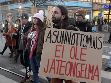 Asunnottomien yön soihtukulkue viime lokakuussa. Lehtikuva / Vesa Moilanen