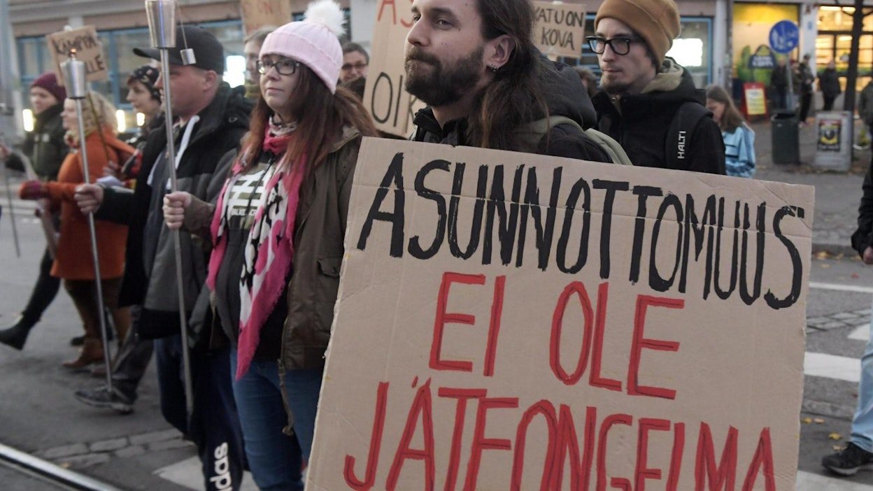 Asunnottomien yön soihtukulkue viime lokakuussa. Lehtikuva / Vesa Moilanen