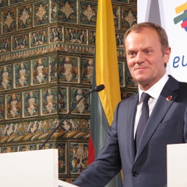 Eurooppa-neuvoston puheenjohtaja Donald Tusk aloittaa johtopaikkanimitysten sopimisen tiistaina Brysselissä.
