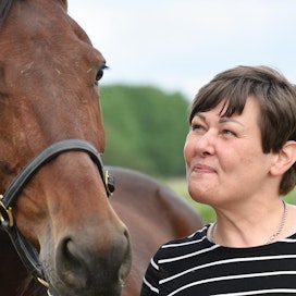 Mari Kahilakosken mielestä hevonen on hieno eläin. Hän on kahdeksan hevosen osaomistaja. Kuvassa niistä on Twinquit.