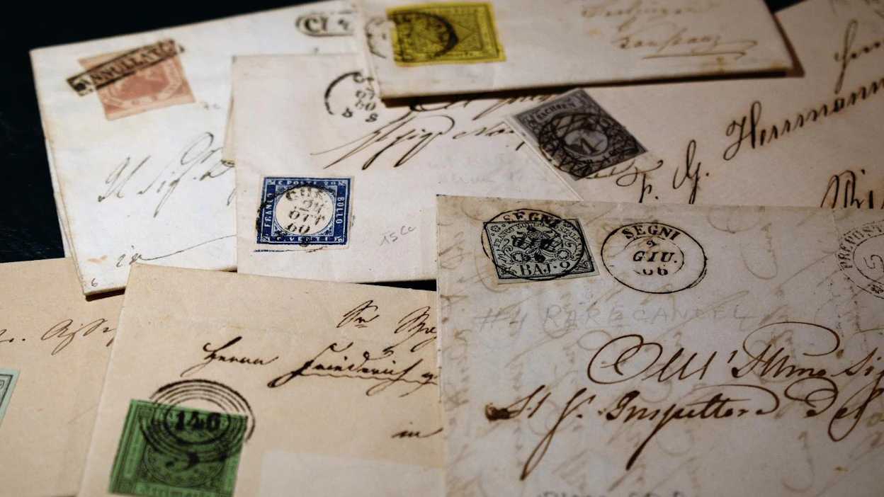 Ensimmäiset ehiöt eli kirjeet, joihin oli painettu valmiiksi maksuarvo, otettiin Suomessa käyttöön kolmantena maailmassa vuonna 1845. Kuvassa on vanhoja postimerkkiä ja -kuoria, jollaisia on esillä Joensuun pääkirjastossa tällä viikolla.