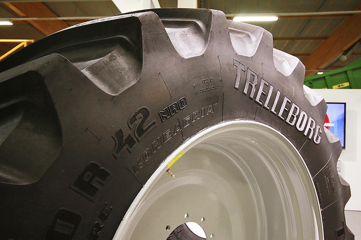 Trelleborg esitteli näyttelyssä jälkimarkkinoille suunnattua Your tire -konseptia, jossa rengas voidaan varustaa asiakkaan omalla logolla. Hinnastossa YT-merkinnällä varustettuihin renkaisiin voidaan tilata haluttu teksti, lisähinta ovh-hintaan on 5 %. (TV)