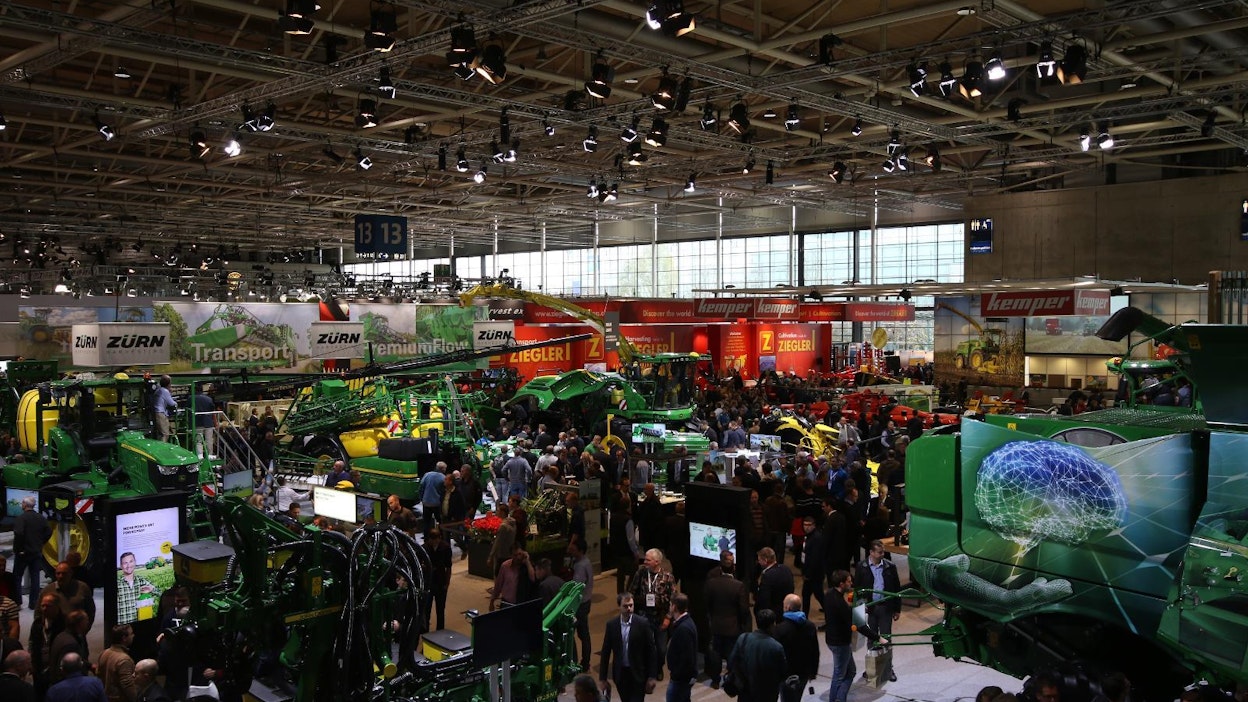 Agritechnica 2017 -näyttelyssä John Deeren osastolla riitti vilinää. Valmistaja ilmoitti jo aiemmin jättävänsä väliin nyt kokonaan perutun näyttelyn.
