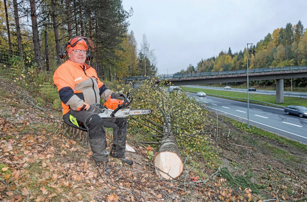 Jussi Ryhäsen työajasta puolet kuluu moottorisahan tai raivaussahan kahvoissa. Muun ajan hän työskentelee ajokoneen hytissä.