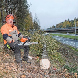 Jussi Ryhäsen työajasta puolet kuluu moottorisahan tai raivaussahan kahvoissa. Muun ajan hän työskentelee ajokoneen hytissä.
