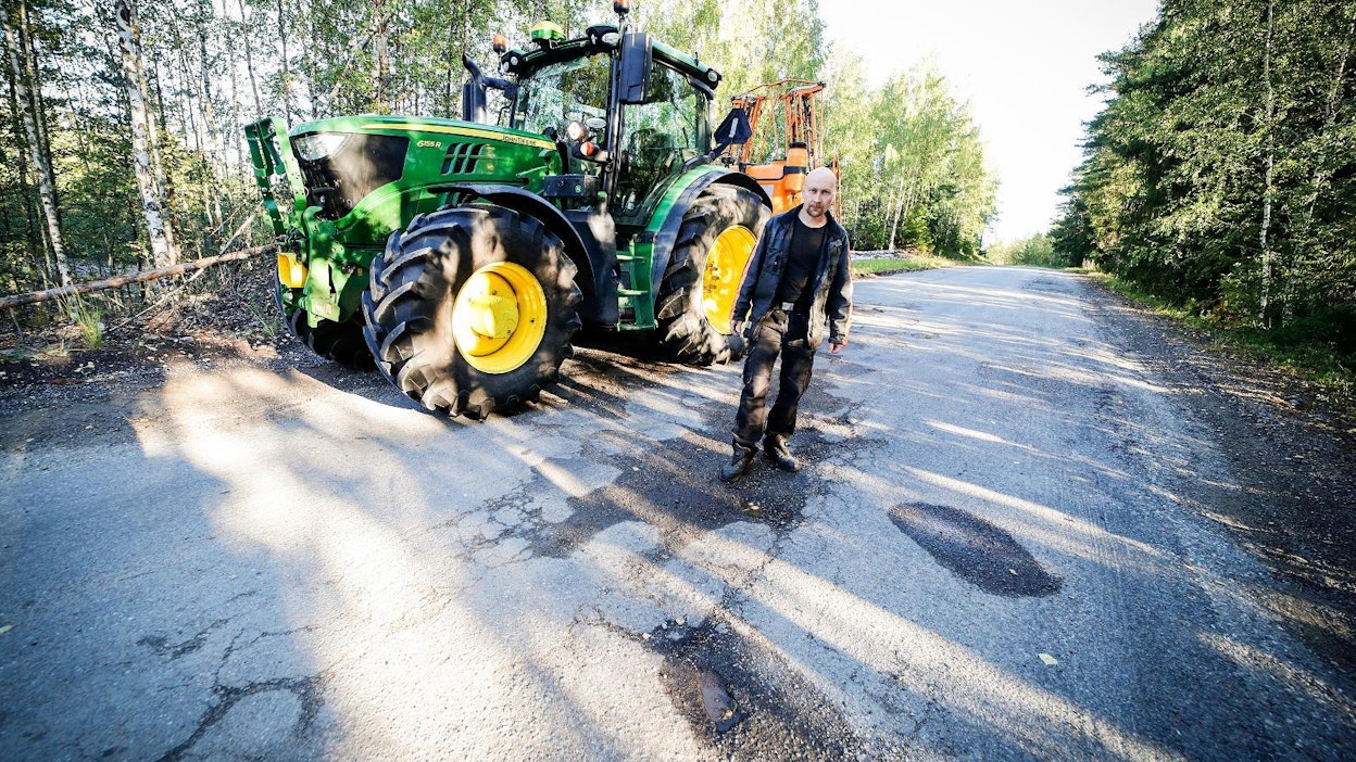 Maanviljelijä Juho Vesalainen on kyllästynyt tien huonoon kuntoon monien muiden eteläsavolaisten kanssa. Riittämätön rahoitus ja sen mukana tulevat tiestön hoito-ongelmat ovat suurin syy siihen, miksi tiet ovat niin huonossa kunnossa.
