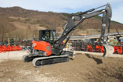 Tehtaan läheisyydessä sijaitsevaa demo-aluetta käytetään myös testaukseen. Vierailuhetkellä kuvan koneen uutta hydraulijärjestemää kokeili paikallinen urakoitsija. Tarkkaa selitystä mittalaitteiden ja komponenttien tarkoitukselle emme saaneet.