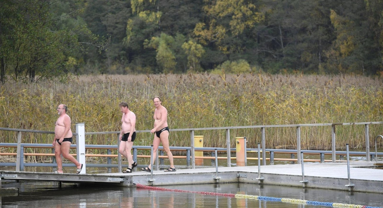 Uimareita Espoon Oittaalla viime lauantaina.