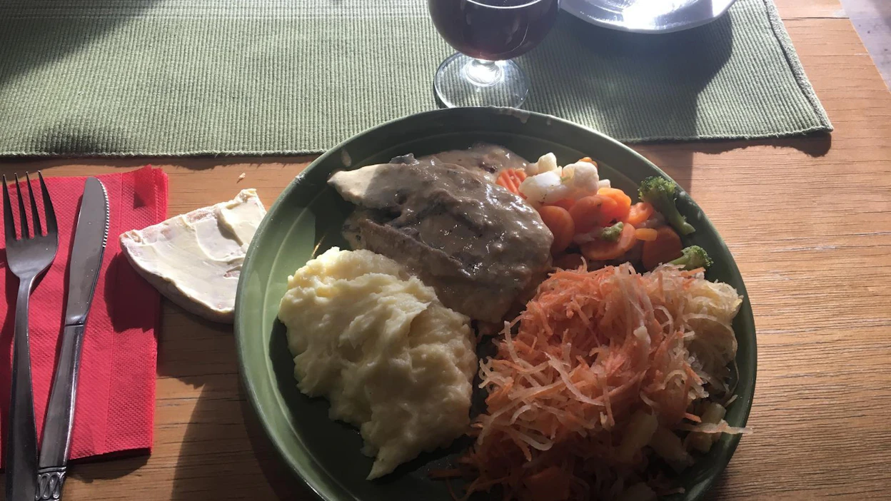 Raikas salaatti ja mehevä muussi pelastivat aterian suolaisen kalan ylivoimalta.