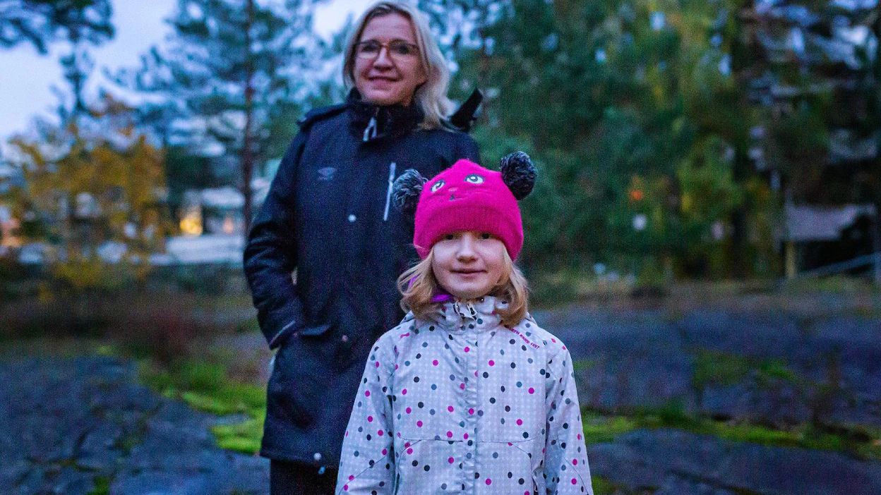 Koulun jälkeen. Tarvittaessa äiti Salla Nazarenko auttaa tytär Amandaa läksyissä.