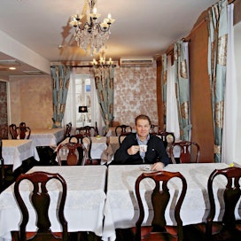 Hotelli Yöpuun yrittäjä Ari Pärnänen pitää tiukasti kiinni kotimaisuudesta ja laadusta.