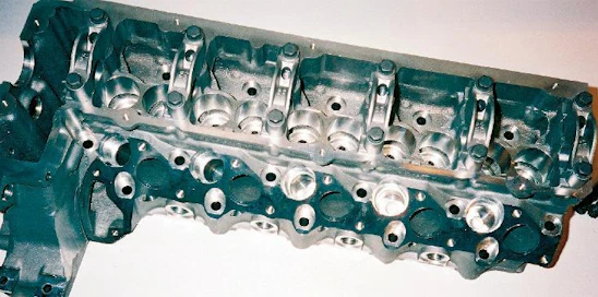 Alumiiniseosteinen 5 sylinterisen turbodieselin kannen runkokappale. Ahtaus, sokkeloinen, uhkarohkea, vaativa rakenne sekä jäähdytyskanavissa ohuet seinämävahvuudet. Jos jäähdytysnesteen virtauksissa ja lämmönsiirtokyvyssä tapahtuu häiriöitä, ollaan keskellä selkkausta. Tässä perimmäinen syy siihen, että moottorivalmistajat vaativat punaisten long-life nesteiden käyttämistä.