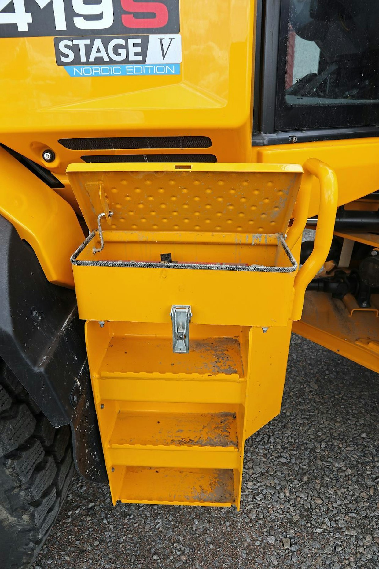 Työkaluille ei ole koskaan liikaa tilaa. JCB:n tapauksessa lokero löytyy oikeanpuoleisesta porraskotelosta.
